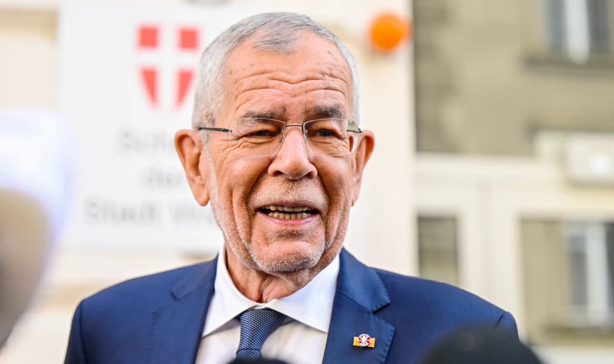 Alexander Van der Bellen pozostaje prezydentem Austrii na drugą sześcioletnią kadencję - wskazują wszystkie dostępne prognozy po zakończeniu wyborów głowy państwa. Urzędujący prezydent otrzymał ok. 56 proc. głosów, zdobywając w ten sposób bezwzględną większość i zostawiając konkurencję daleko w tyle – informuje agencja APA.