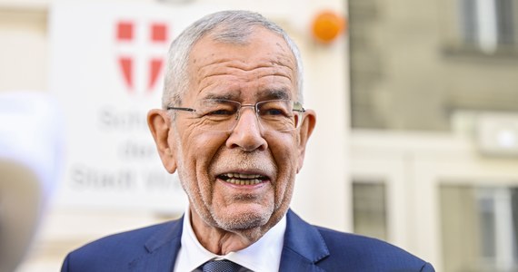 Alexander Van der Bellen pozostaje prezydentem Austrii na drugą sześcioletnią kadencję - wskazują wszystkie dostępne prognozy po zakończeniu wyborów głowy państwa. Urzędujący prezydent otrzymał ok. 56 proc. głosów, zdobywając w ten sposób bezwzględną większość i zostawiając konkurencję daleko w tyle – informuje agencja APA.
