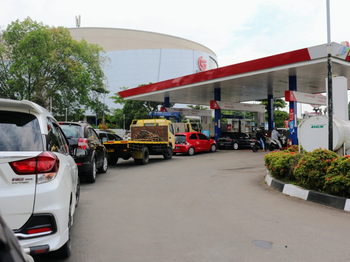 ​Prawie jedna trzecia stacji benzynowych we Francji borykała się w niedzielę z brakami paliwa, ponieważ strajki w niektórych głównych rafineriach w kraju nadal trwają - poinformował francuski resort transformacji energetycznej.
