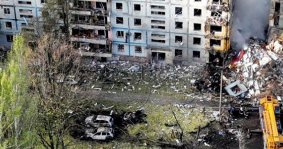 Rosyjski ostrzał miasta Zaporoże na południowym wschodzie Ukrainy zniszczył w nocy wielopiętrowy budynek mieszkalny. Są ranni.