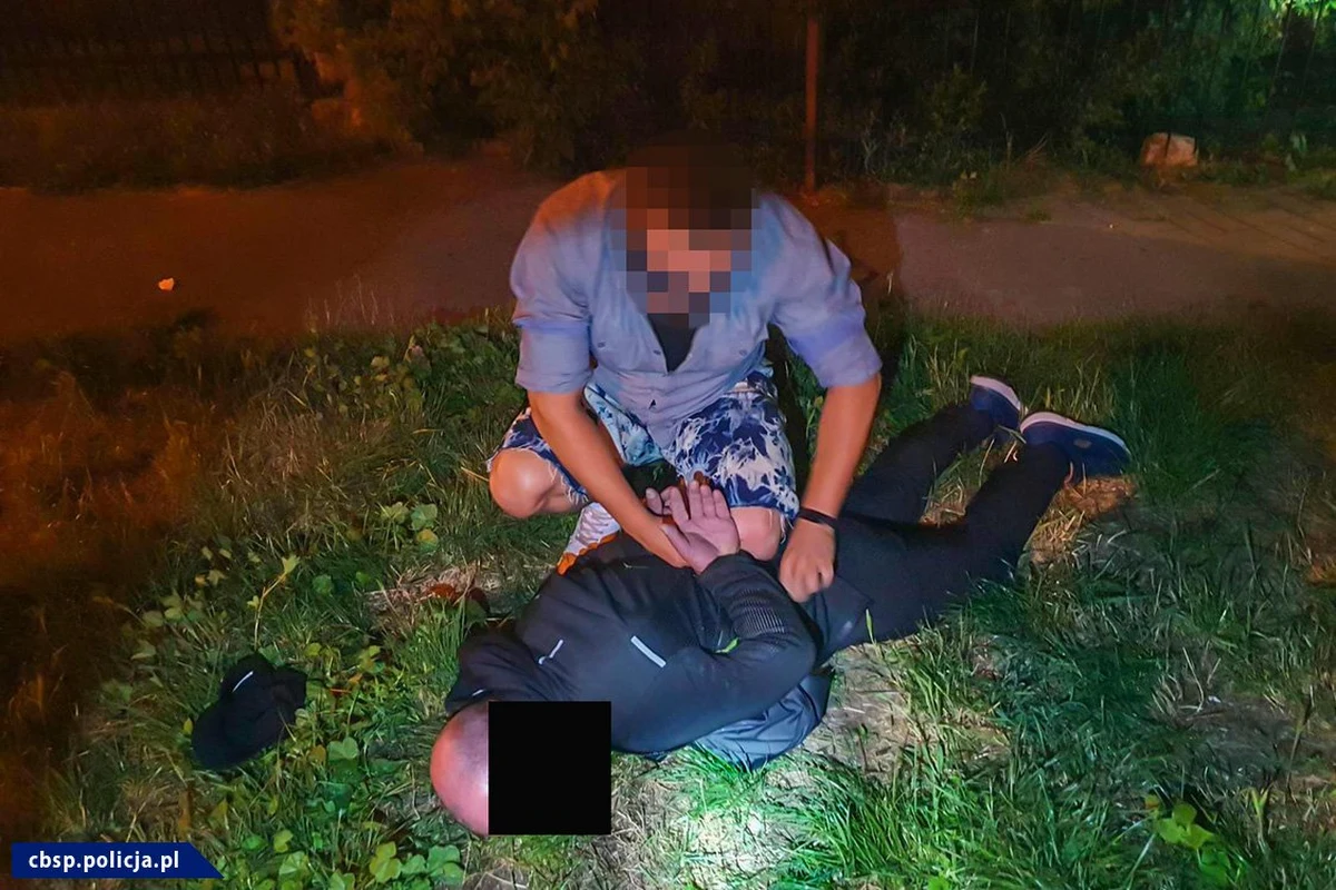 Na gorącym uczynku zatrzymani zostali trzej Gruzini, którzy próbowali włamać się do kantoru na warszawskich Bielanach. Do sejfu zamierzali dostać się przez otwór wykuty w ścianie. Ich zamiary udaremnili funkcjonariusze Centralnego Biura Śledczego Policji. 