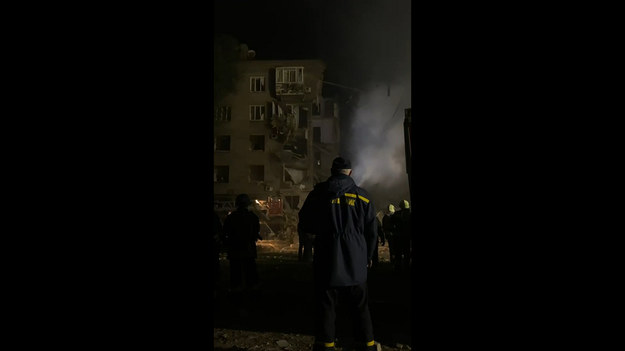 Rosjanie zaatakowali dzielnice mieszkalne Zaporoża. Rakiety spadły o trzeciej nad ranem, zabijając jedną osobę i raniąc pięć. Służby są na miejscu, oceniają skalę zniszczeń i poszukują osób, które mogą potrzebować pomocy.