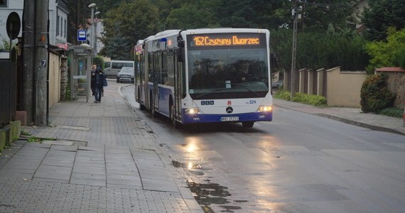 Zbliża się remont ul. Królowej Jadwigi, na odcinku od ul. Jesionowej do ul. Robla. Najpierw wprowadzone zostaną zmiany w organizacji ruchu i komunikacji miejskiej. Pierwsze prace rozpoczną się w poniedziałek, 17 października. Sprawdź jak pojadą autobusy.