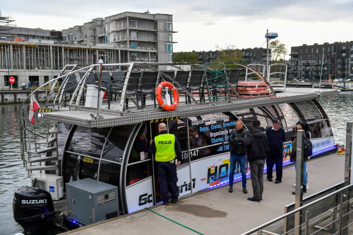 Dziś ma zostać przesłuchana załoga Galara Gdańskiego. Jednostka w sobotę wywróciła się na Martwej Wiśle w Gdańsku. Na jej pokładzie było 14 osób, w tym dwóch członków załogi. Zginęło troje z nich, w tym kobieta w zaawansowanej ciąży. Jej dziecka także nie udało się uratować. 