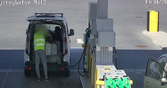 900 litrów paliwa ukradł w ciągu trzech miesięcy mężczyzna zatrzymany przez policjantów z Nowego Dworu Gdańskiego. Schemat zawsze miał ten sam: tankował samochód i wlewał paliwo do dodatkowych pojemników w bagażniku, po czym uciekał bez płacenia. Teraz grozi mu do 5 lat więzienia.