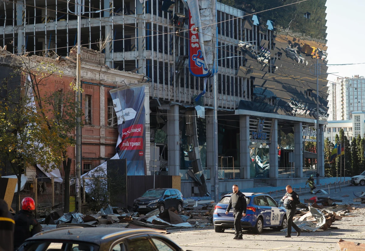 ​Podczas rosyjskich ataków rakietowych na Kijów, do których doszło w poniedziałek nad ranem, uderzono także w biuro wizowe niemieckiej ambasady - piszą niemieckie media.