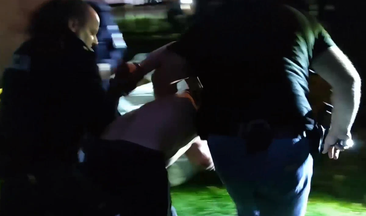 Do 10 lat więzienia grozi mężczyźnie, który grożąc siekierą uprowadził w Małopolsce 19-latka, bił go, poniżał i zniszczył jego samochód. Policjanci zatrzymali sprawcę po obławie, w którą zaangażowanych było ponad 50 funkcjonariuszy i pies tropiący.

