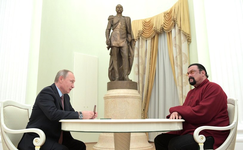 Steven Seagal zamieścił w piątek na swoim Instargamie życzenia, które nagrał dla Władimira Putin z okazji 70. urodzin rosyjskiego prezydenta. "To jeden z największych światowych przywódców" - oświadczył hollywoodzki aktor.