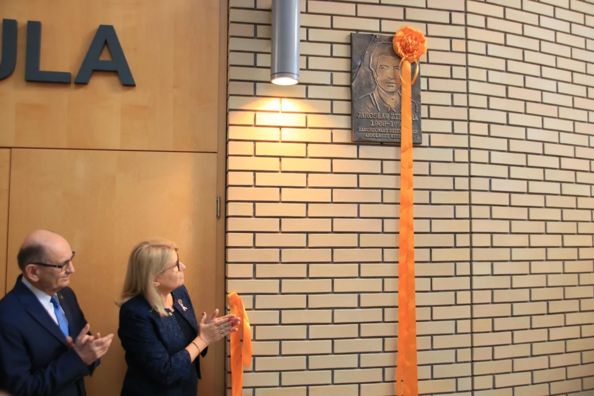 W gmachu Wydziału Nauk Politycznych i Dziennikarstwa UAM, odsłonięta została tablica upamiętniająca poznańskiego dziennikarza Jarosława Ziętarę. Reporter „Gazety Poznańskiej” był absolwentem uczelni. Został zamordowany w 1992 roku. 