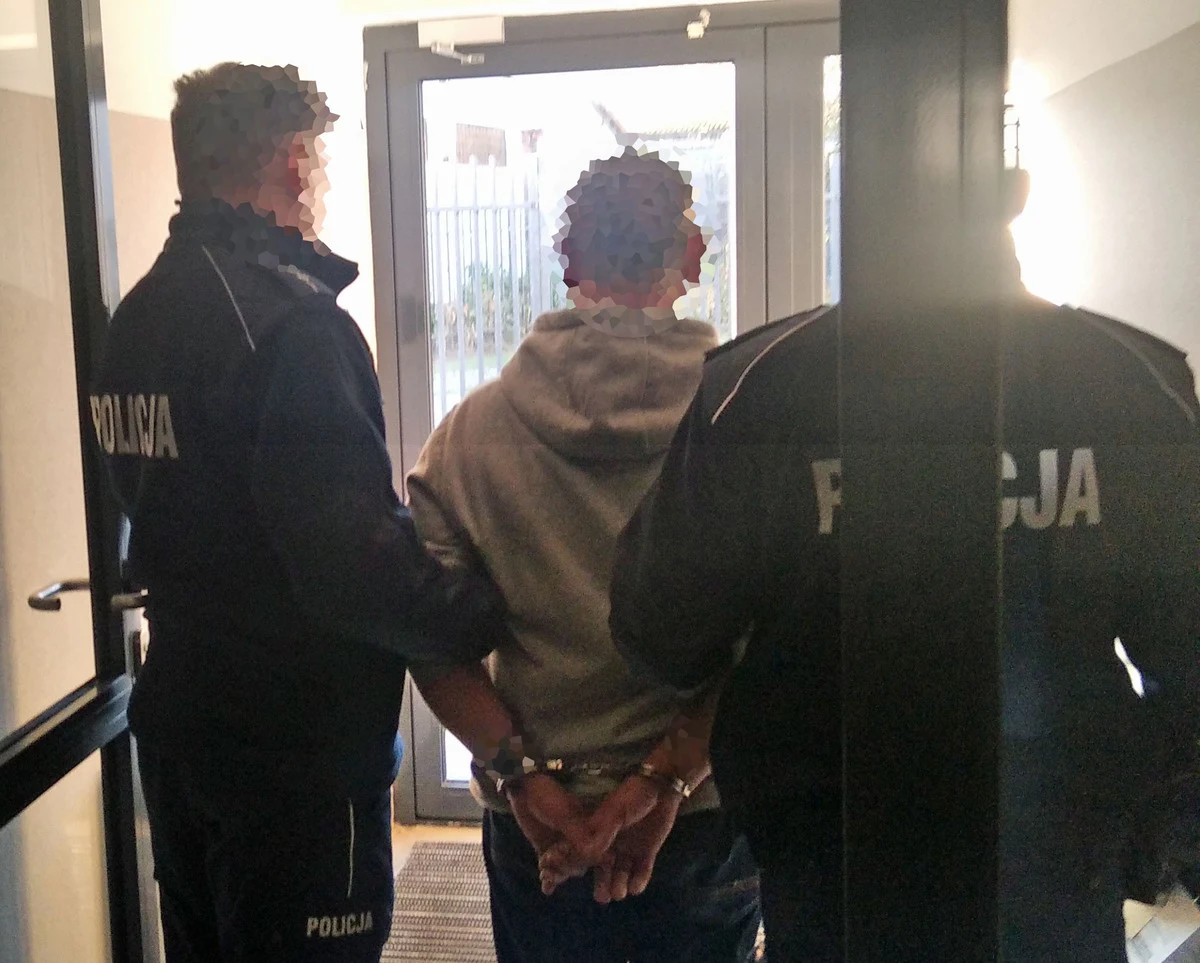 Policjanci z Sierpca ( Mazowieckie) zatrzymali 50-letniego mężczyznę, który w mieszkaniu zaatakował 37-latkę. Jak ustalili mundurowi, mężczyzna w trakcie kłótni ze swoją żoną zadał jej kilka ciosów nożem. Napastnik trafił na trzy miesiące do aresztu. Grozi mu dożywocie. 