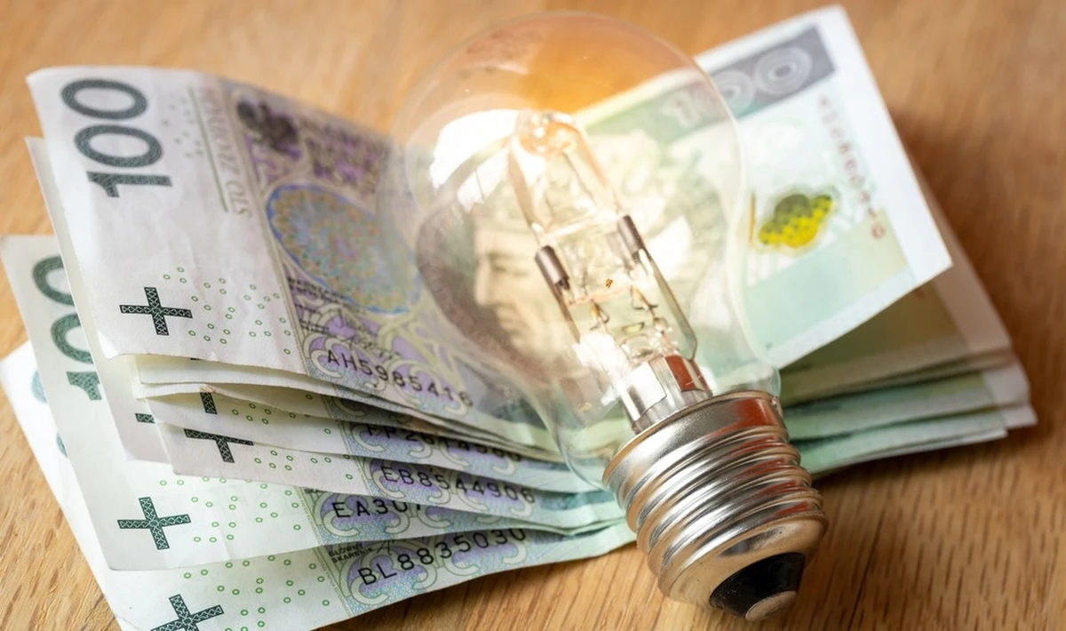 Ponad 700 złotych - tyle ma wynosić specjalna taryfa prądowa dla samorządów. Objęte nią zostaną również małe i średnie przedsiębiorstwa. Projekt, który ma ograniczyć wzrost cen prądu dla gmin, ma jutro zostać przyjęty na posiedzeniu rządu. Wcześniej premier Mateusz Morawiecki spotka się z przedstawicielami miast i gmin.