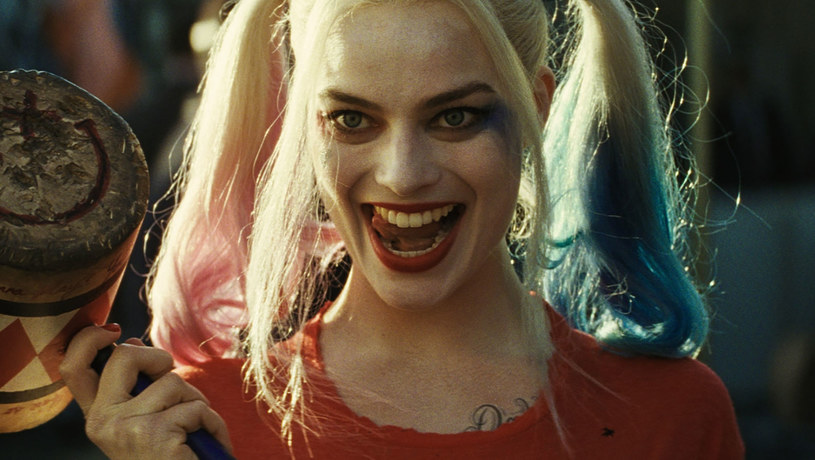 Margot Robbie ("Wilk z Wall Street") do tej pory wcielała się w rolę Harley Quinn trzykrotnie. Niewykluczone, że popularna aktorka powtórzy w przyszłości swą rolę, ale zanim to nastąpi, w roli Harley Quinn zobaczymy najprawdopodobniej inną aktorkę. To Lady Gaga, która wystąpi w kontynuacji "Jokera" i, choć nie zostało to oficjalnie potwierdzone, zagra w niej właśnie Quinn. Margot Robbie jest z tego powodu szczęśliwa.