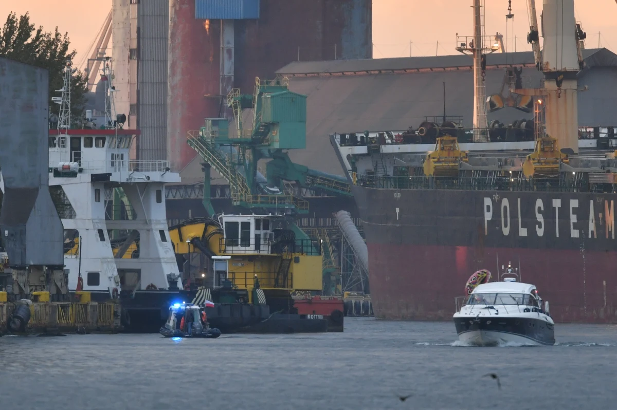 Zarzut spowodowania katastrofy w ruchu wodnym usłyszał jeden z członków załogi turystycznej barki, która w sobotę przewróciła się na Martwej Wiśle w Gdańsku. Zginęły 4 osoby. Jedna z ofiar była w zaawansowanej ciąży.