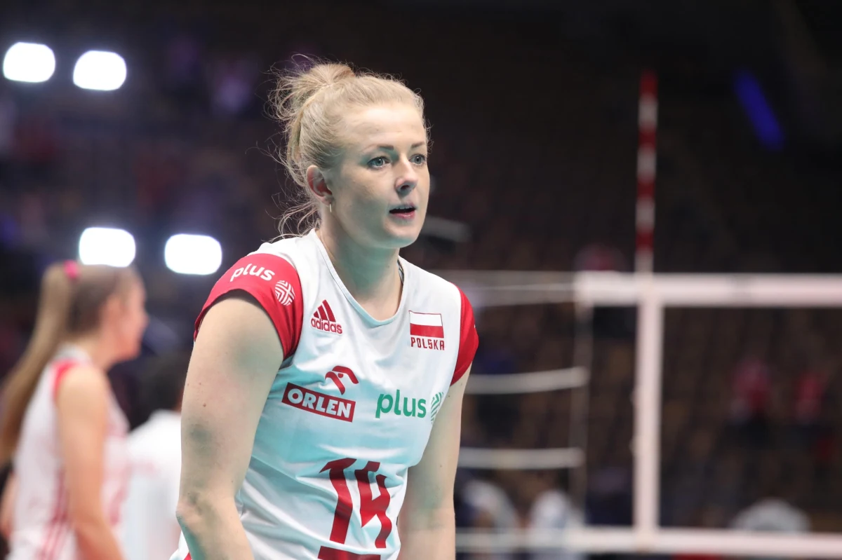 Polskie siatkarki we wtorek w Gliwicach staną przed arcytrudnym wyzwaniem. W ćwierćfinale mistrzostw świata zmierzą się z obrońcą tytułu - Serbią. Oba zespoły spotkały się tydzień temu w Łodzi, gdzie podopieczne Stefano Lavariniego przegrały 0:3. Polki jedynie w pierwszym secie były w stanie nawiązać wyrównaną walkę z rywalkami. "Gdyby ten pierwszy set w tamtym meczu należał do nas, to wszystko mogłoby się zdarzyć. Tak było dzień później w meczu z USA i ten pierwszy set nas poniósł" – zaznacza rozgrywają i kapitan naszej kadry Joanna Wołosz. "Będziemy walczyć od pierwszej do ostatniej piłki" - dodaje, pytana o spotkanie z Serbkami. O roli liderki, a także o tym, co udało się już osiągnąć na mistrzostwach świata, rozmawiał z nią Wojciech Marczyk z redakcji sportowej RMF FM. 