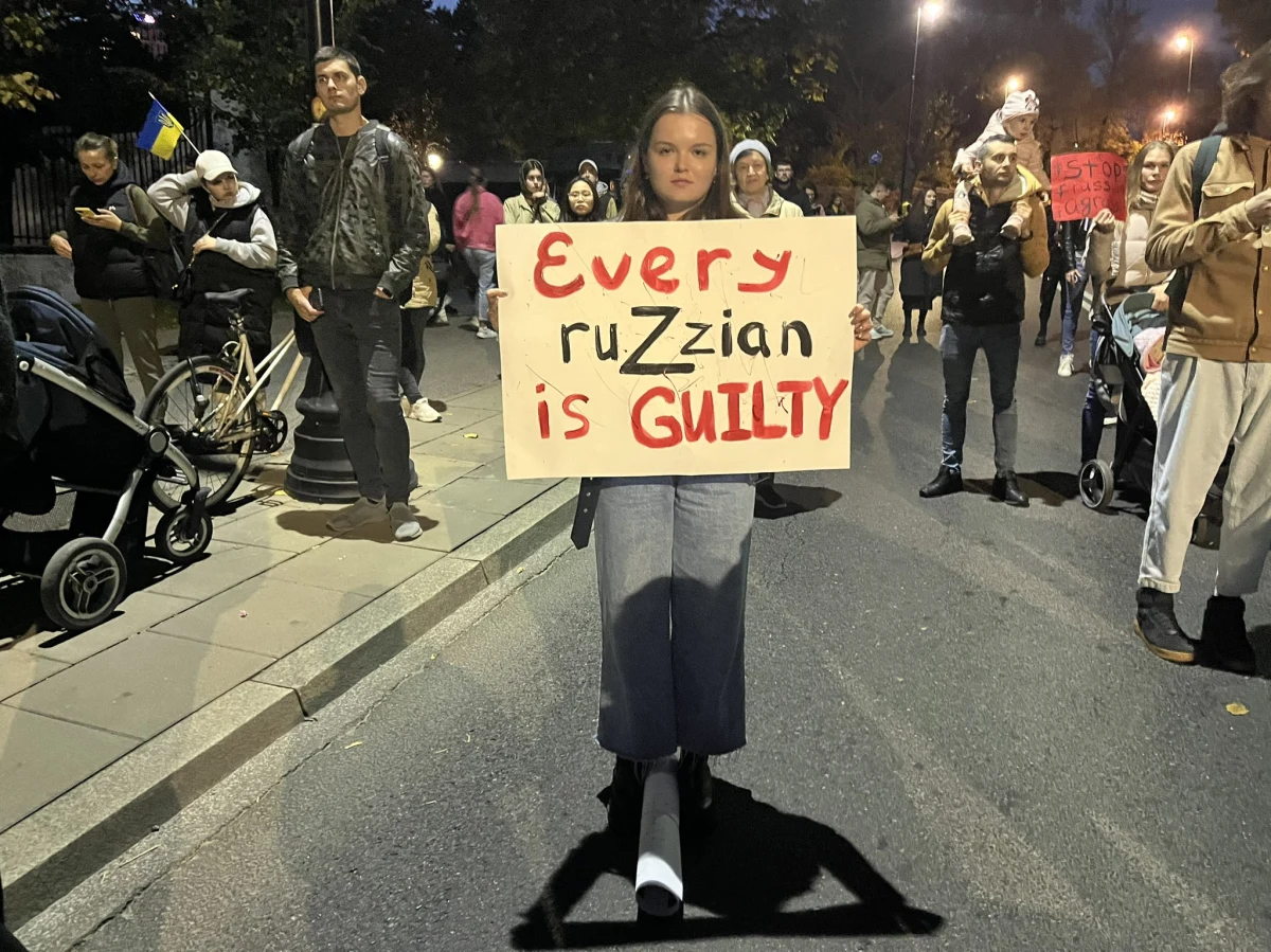 Przed ambasadą Rosji w Warszawie odbył się protest przeciwko dzisiejszym zmasowanym atakom na ukraińskie miasta. W poniedziałek żołnierze Putina ostrzelali największe ośrodki: Lwów, Kijów, Charków i Odessę - w ramach odwetu za weekendowe uszkodzenie przez Ukraińców Mostu Krymskiego.