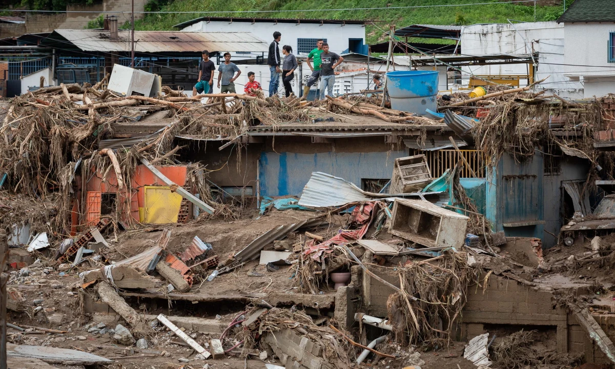 Co najmniej 25 osób zginęło, a 52 zostały uznane za zaginione po tym, jak ulewne opady deszczu w sobotnią noc doprowadziły do wystąpienia lawiny błotnej w mieście Las Tejerías w północnej Wenezueli. Prezydent Nicolás Maduro ogłosił obszar dotknięty kataklizmem "strefą katastrofy" i zarządził trzydniową żałobę narodową.
