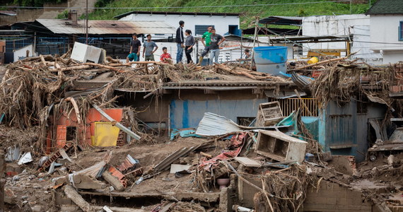 Co najmniej 25 osób zginęło, a 52 zostały uznane za zaginione po tym, jak ulewne opady deszczu w sobotnią noc doprowadziły do wystąpienia lawiny błotnej w mieście Las Tejerías w północnej Wenezueli. Prezydent Nicolás Maduro ogłosił obszar dotknięty kataklizmem "strefą katastrofy" i zarządził trzydniową żałobę narodową.