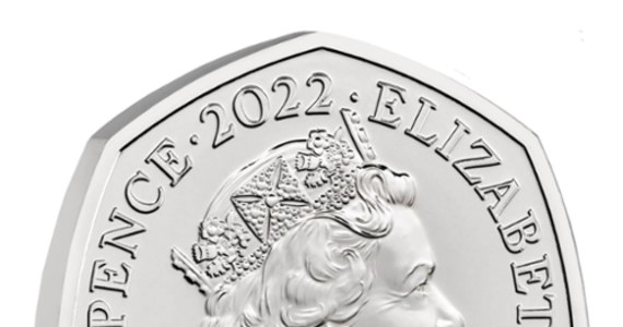 Brytyjska mennica wypuszcza 50-pensowa monetę kolekcjonerską z wizerunkiem zmarłej królowej Elżbiety II. Upamiętnia ona setną rocznicę powstania BBC. 