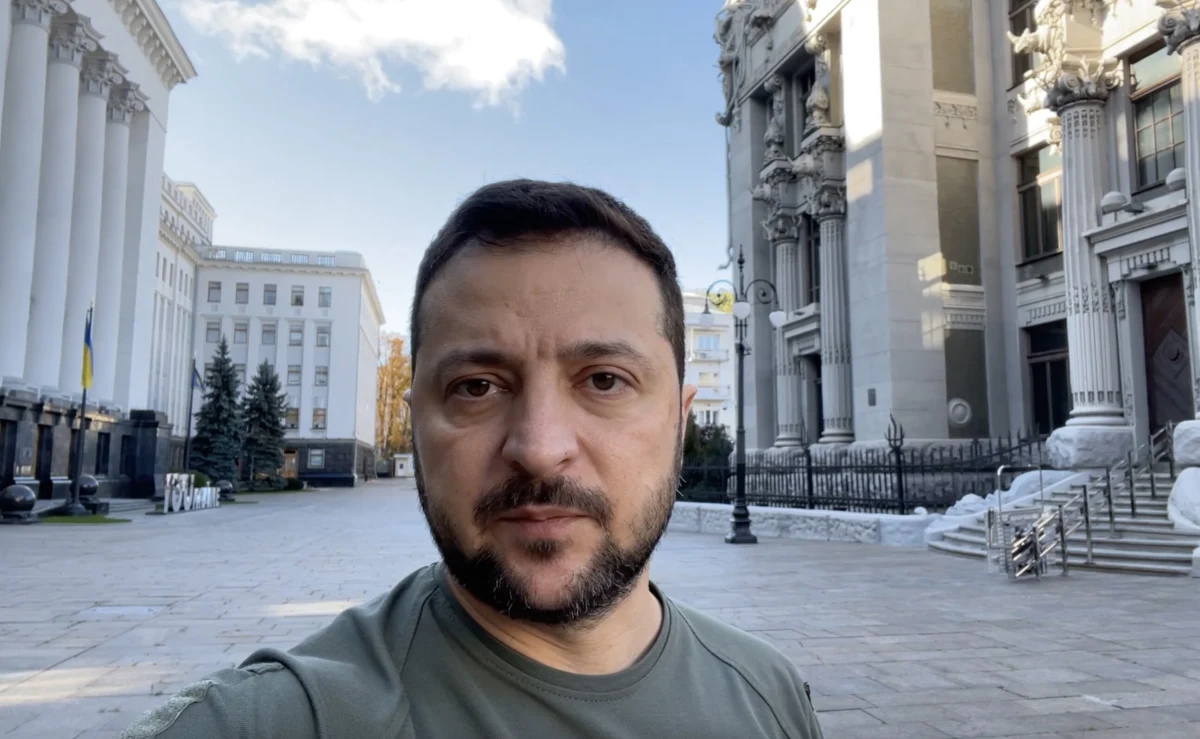 Ukrainy nie da się zastraszyć, tylko jeszcze bardziej zjednoczyć – oświadczył w poniedziałek wieczorem prezydent Wołodymyr Zełenski, komentując zmasowany atak rakietowy Rosji na swój kraj. Nazwał go aktem terroryzmu.