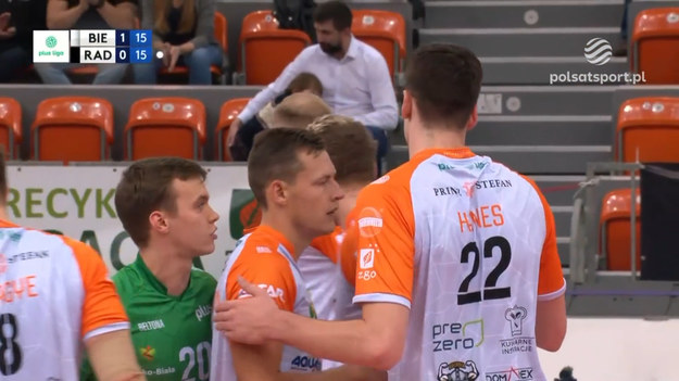 Fragmenty meczu 3. kolejki PlusLigi BBTS Bielsko-Biała – Cerrad Enea Czarni Radom (25:18, 22:25, 20:25, 25:23, 15:12). Najlepsze akcje Jake Hanesa (MVP, 18/41 = 44% skuteczności w ataku + 3 asy + 4 bloki).