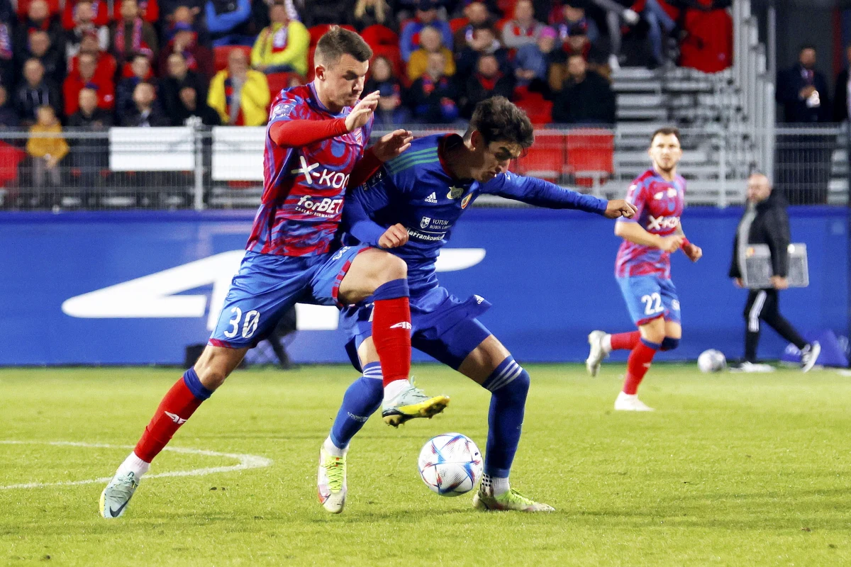 Piłkarze Rakowa Częstochowa powrócili na pierwsze miejsce w tabeli ekstraklasy po skromnej wygranej na własnym boisku z Miedzią Legnica 1:0. W drugim poniedziałkowym meczu, kończącym 12. kolejkę rozgrywek, Piast Gliwice przegrał z Widzewem Łódź 1:2.