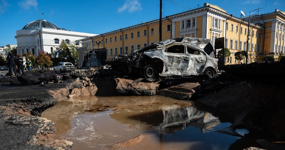 "Rosyjskie ataki na ukraińskie miasta i sieć energetyczną nie złamią woli walki Ukraińców, a przy topniejących zapasach precyzyjnych pocisków Rosja nie będzie w stanie utrzymać takiego nasilenia ostrzałów przez długi czas" – uważa amerykański Instytut Studiów nad Wojną (ISW). W najnowszym raporcie think tank ocenia również, że mimo deklaracji prezydenta Białorusi Aleksandra Łukaszenki o rozmieszczeniu "regionalnego zgrupowania" wojsk rosyjsko-białoruskich, ryzyko ataku lądowego na Ukrainę z terytorium Białorusi pozostaje niskie.