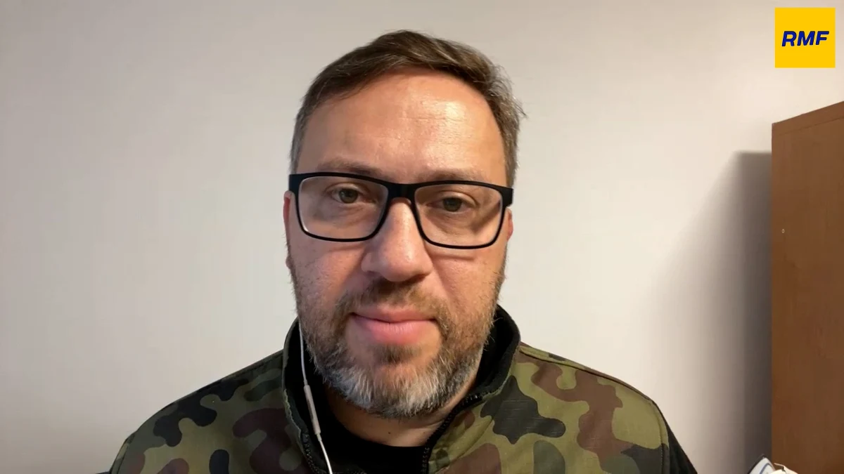 "Znowu zapełniły się stacje metra, schrony. Ludzie przypomnieli sobie, że poważnie trzeba traktować alarmy bombowe" – mówił w Porannej rozmowie w RMF FM ambasador RP w Kijowie Bartosz Cichocki o wczorajszym rosyjskim ostrzale Kijowa. "Przez wiele miesięcy, gdzieś od maja, alarmy w Kijowie nie wywoływały żadnego skutku, Kijów żył tak, jakby się nic nie działo" – dodawał gość Roberta Mazurka. 