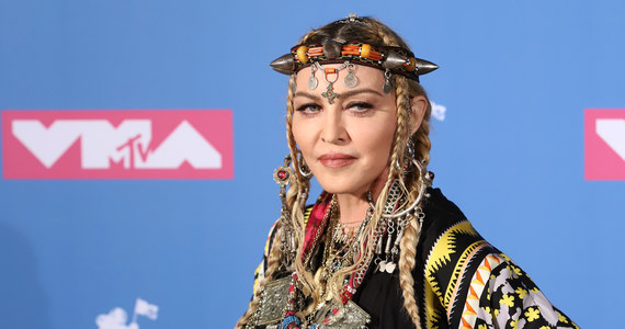 Przez lata na wielkiej scenie Madonna zdążyła przyzwyczaić swoich fanów do szokujących wystąpień. Teraz, dzięki mediom społecznościowym, królowa popu może zaskakiwać nie tylko podczas koncertów. Poruszenie wywołał jej ostatni film na platformie TikTok, który, zdaniem wielu komentujących, jest oficjalnym coming outem gwiazdy.
