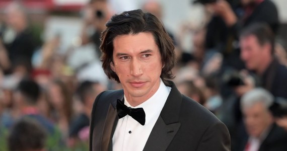 Adam Driver pracuje na planie filmu "Ferrari" w reżyserii Michaela Manna. To ma być opowieść o wizjonerze, o wyścigach, ale też o kryzysie marki. Żonę głównego bohatera, Laurę zagra Penelope Cruz.