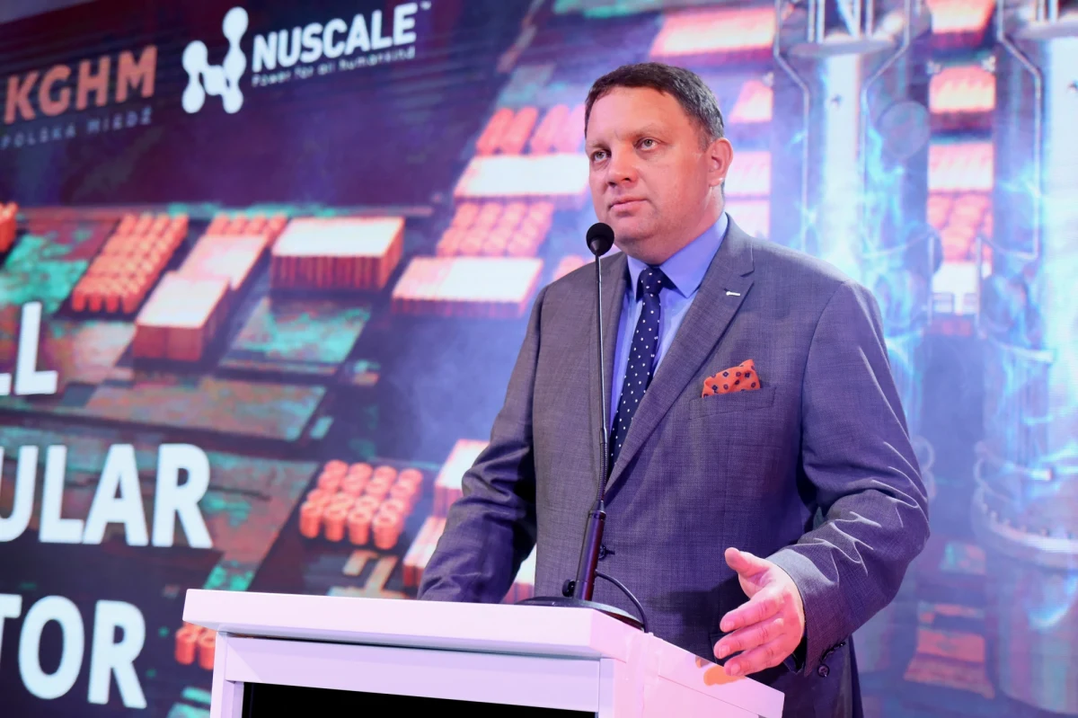 Rada nadzorcza KGHM odwołała prezesa Marcina Chludzińskiego i wiceprezesa ds. aktywów zagranicznych Jerzego Paluchniaka - poinformowała spółka w komunikacie. Wiele wskazuje na to, że nowym szefem zostanie były prezes Poczty Polskiej Tomasz Zdzikot.