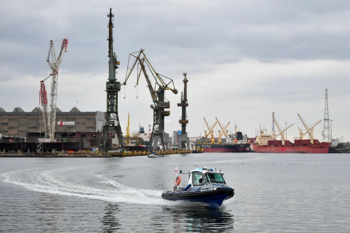 Sąd nie uwzględnił wniosku prokuratury o tymczasowe aresztowanie 19-letniego sternika barki, podejrzanego o spowodowanie katastrofy w ruchu wodnym w sobotę na Martwej Wiśle w Gdańsku. Zginęły cztery osoby. 