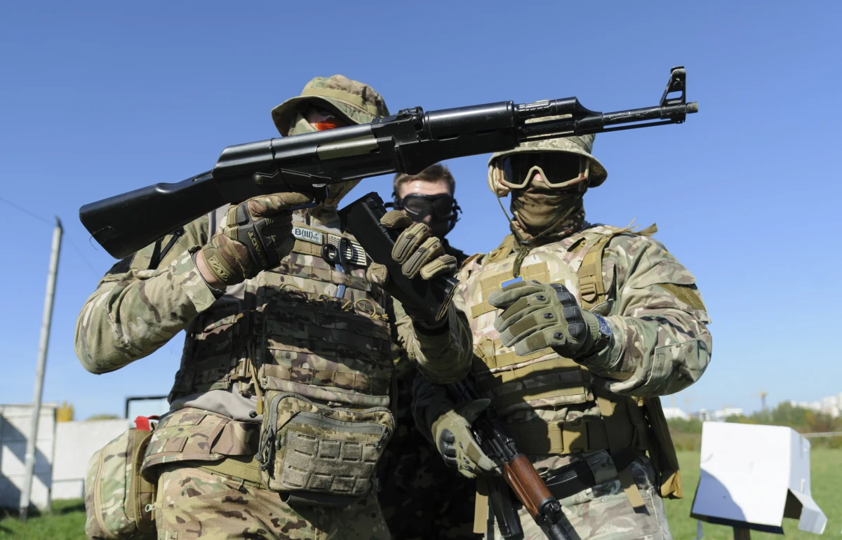 Rosyjskie wojska dokonały ataku rakietowego na dwa obiekty infrastruktury energetycznej w graniczącym z Polską obwodzie lwowskim w południowo-zachodniej części Ukrainy. We Lwowie występują problemy z elektrycznością - powiadomili na Telegramie szef władz regionu Maksym Kozycki i mer Lwowa Andrij Sadowy.