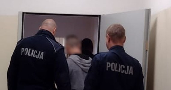 Policjanci zatrzymali 30-latka, który na klatkach schodowych w bloku na ul. Sienkiewicza w Malborku napastował seksualnie kobiety. Mężczyzna zachodził swoje ofiary od tyłu, używał siły i groził im pozbawieniem życia. Teraz to jemu grozi do 8 lat pozbawienia wolności.

