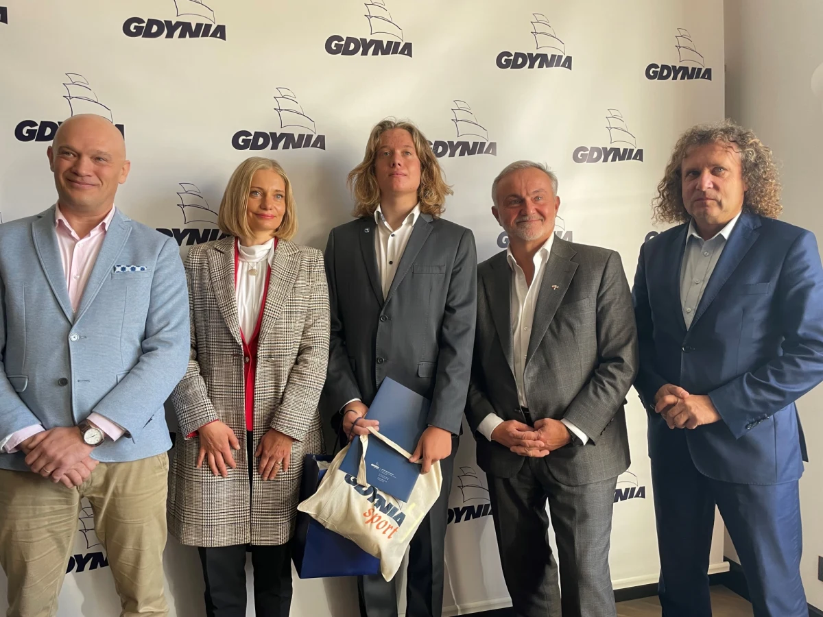 Dyplomy, nagrody rzeczowe i finansowe od prezydentów Sopotu i Gdyni otrzymał 17-letni Olaf Grodzicki. To uczeń III LO w Gdyni, zawodnik Sopockiego Klubu Żeglarskiego. Pod koniec września uratował życie dryfującego z dala od brzegu kitesurfera.