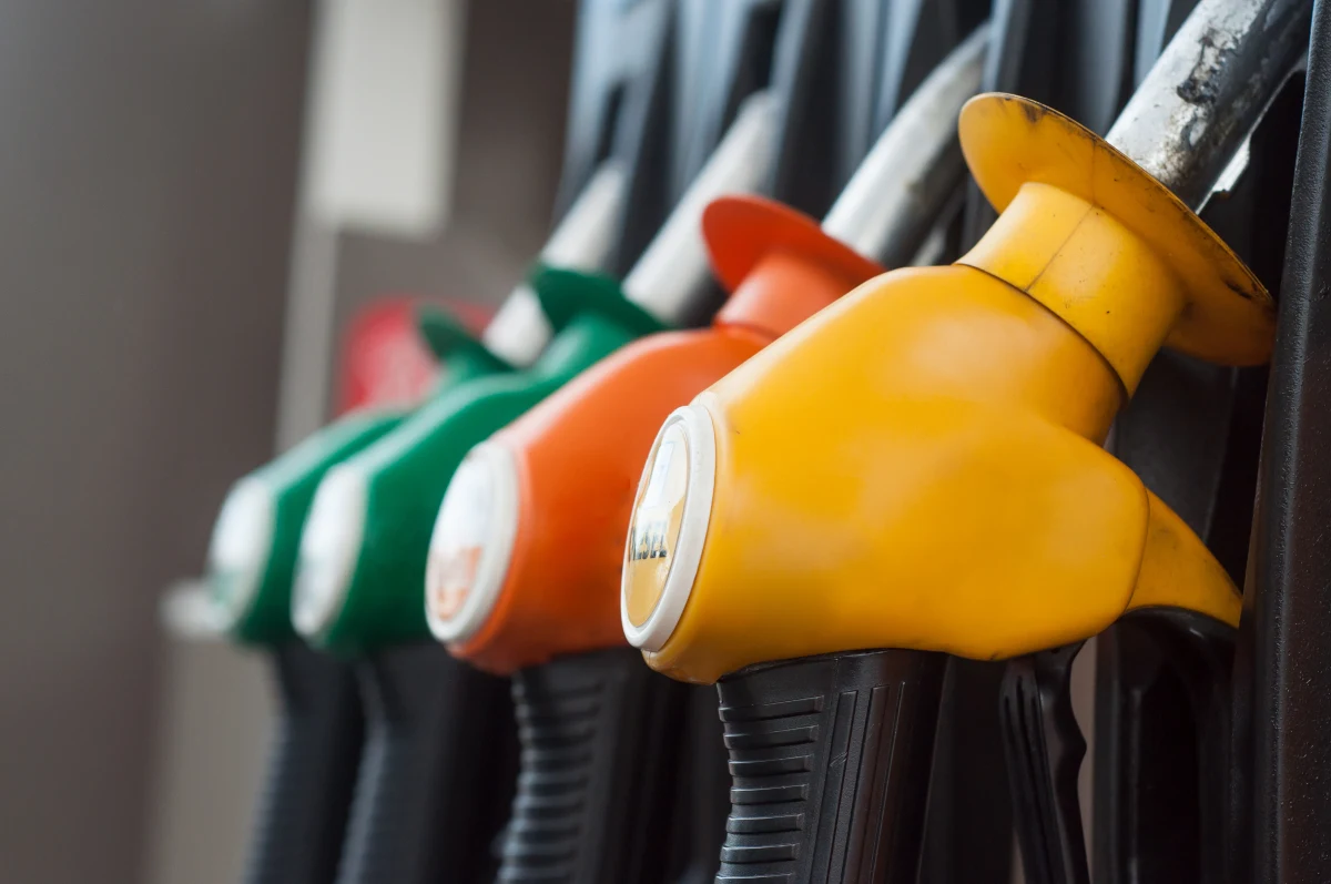 ​Centrala związkowa CGT oraz FO zaostrzyły strajk we wtorek w koncernie TotalEnergies oraz ExxonMobil, domagając się większych podwyżek płac dla pracowników. Na około jednej trzeciej stacji benzynowych w kraju wciąż brak paliwa. Związkowcy rozpoczęli blokady stacji.