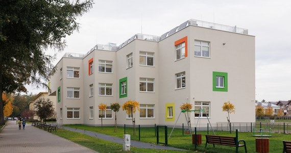 300 dzieci będzie mogło korzystać z nowego budynku przedszkola przy Zespole Szkół nr 12 w lubelskim Sławinie. Placówka działa od początku września, ale dziś odbyło się jej uroczyste otwarcie.