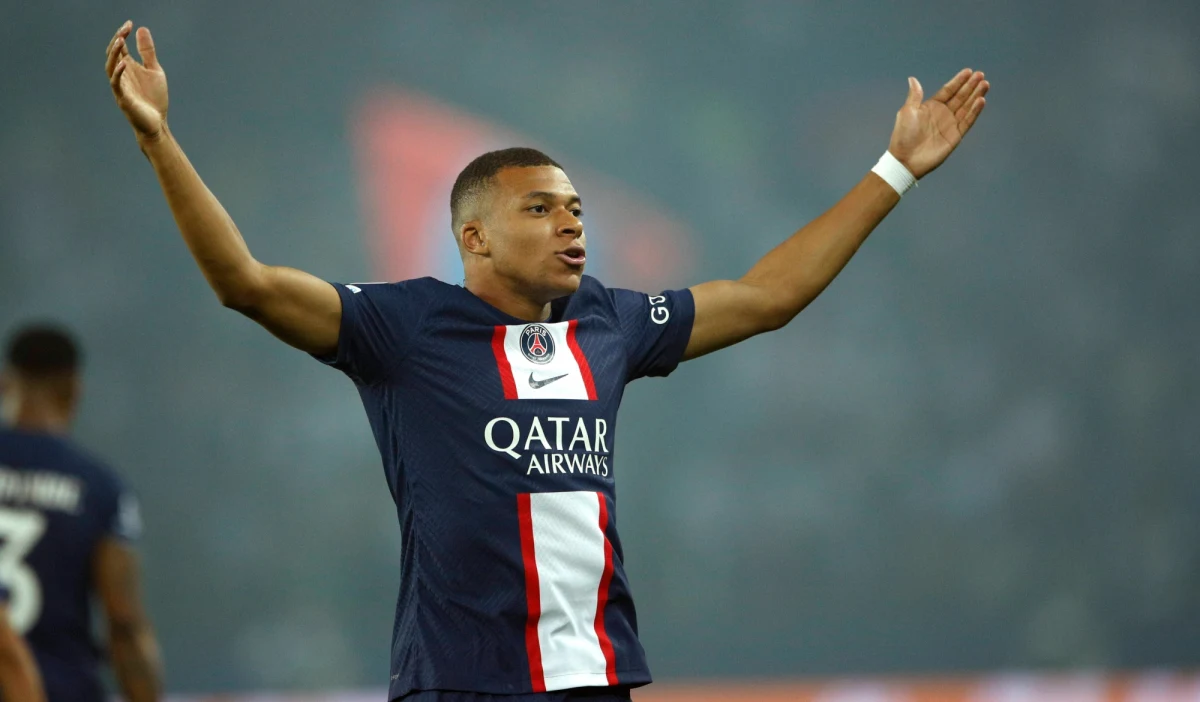 Hiszpański dziennik "Marca" poinformował, że Kylian Mbappé chce już w styczniu odejść z Paris Saint-Germain. Francuski gwiazdor ma czuć się zdradzony przez PSG. Klub miał się nie wywiązać z wielu złożonych obietnic.
 
