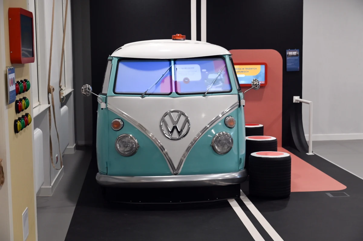 Symulator jazdy po środkach odurzających, mikrosamochód "Smyk" i stanowisko pozwalające poczuć zderzenie pojazdów w ruchu znalazły się w nowym interaktywnym motoeksperymentarium w Muzeum Techniki i Komunikacji w Szczecinie. Otwarcie zaplanowano na styczeń.