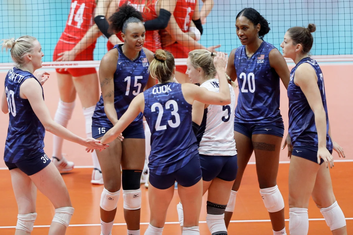 Reprezentacje Włoch i USA awansowały do fazy półfinałowej mistrzostw świata siatkarek. Włoszki pokonały Chiny 3:1, a Amerykanki wygrały z Turcją 3:0. 