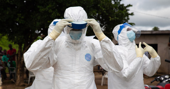 Mężczyzna zakażony wirusem ebola zmarł w stolicy Ugandy, Kampali. Jak informuje BBC, mężczyzna zbiegł pracownikom ochrony zdrowia w dystrykcie Mubende, które jest epicentrum trwającego ogniska epidemicznego. To pierwszy przypadek i zgon z powodu eboli w największym i najludniejszym mieście Ugandy.