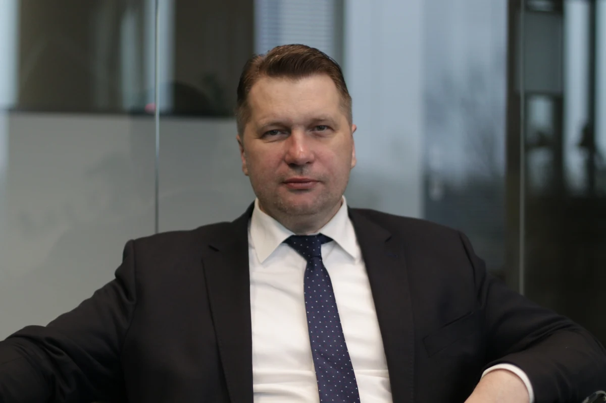 "Spotkam się niebawem z prezesem ZNP Sławomirem Broniarzem. Myślę, że będzie to maksymalnie za kilkanaście dni" - powiedział minister edukacji i nauki Przemysław Czarnek. Jak zaznaczył, trzeba rozmawiać, "zwłaszcza, że przytłaczająca większość zgłaszanych postulatów jest realizowana albo już są zrealizowane".