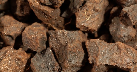 PGE GIEK rozpoczęła sprzedaż węgla brunatnego dla odbiorców indywidualnych - poinformowała Grupa PGE. Sejm przyjął ustawę, która umożliwiła czasowe wykorzystanie na potrzeby grzewcze węgla brunatnego z kopalni w Bełchatowie i Turowie. Wcześniej, ze względu na ogromne zanieczyszczenie węgla brunatnego, jego używanie jako opału było zakazane.

