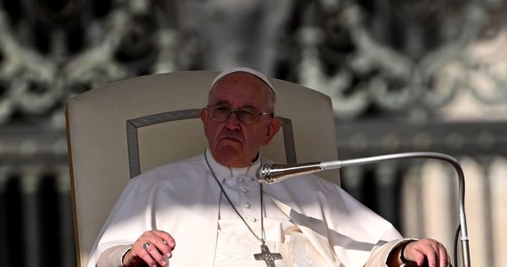 Papież Franciszek wyznał w środę, że nosi w sobie ból mieszkańców Ukrainy, "nękanych bombardowaniami" i modlił się o zakończenie przemocy oraz o odbudowę pokojowej koegzystencji. W ten sposób nawiązał do rosyjskich ataków rakietowych na ukraińskie miasta.