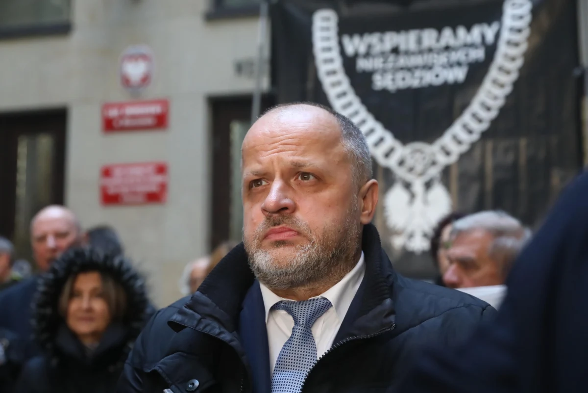 Sędzia Piotr Gąciarek żąda przywrócenia do pracy. Rano w Sądzie Okręgowym w Warszawie złożył pismo w tej sprawie, a także wczorajszy wyrok nakazujący przywrócenie go do orzekania. "Nie wyobrażam sobie, żeby prezes mojego sądu nie wykonał prawomocnego już wyroku Sądu Pracy" - powiedział Gąciarek. Warszawski sędzia ponad rok temu został zawieszony przez Izbę Dyscyplinarną Sądu Najwyższego.