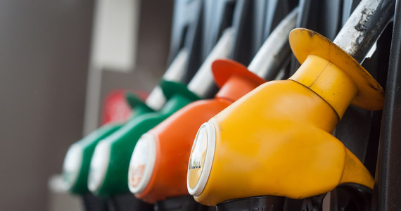 We Francji związkowcy koncernów TotalEnergies oraz Esso-ExxonMobil kontynuują strajki i blokady rafinerii mimo nakazu pracy, ogłoszonego dzień wcześniej przez premier Elisabeth Borne. Tworzy się czarny rynek paliw, na którym benzyna jest sprzedawana po wyższych cenach.