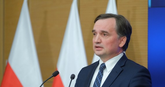 Szef prokuratury Poznań Grunwald zostanie odwołany - zapowiedział minister sprawiedliwości i prokurator generalny Zbigniew Ziobro komentując głośną medialnie sprawę rodziny z Poznania. Chodzi o zdarzenie z końca września, gdy w trakcie włamania do jednego z domów jednorodzinnych śmiertelnie ugodzony nożem został włamywacz, a broniącej się rodzinie prokurator postawił zarzuty.