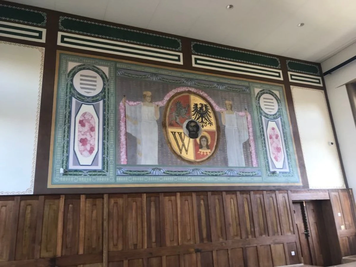 Historyczne malowidło zyskało dawny blask. We Wrocławiu odrestaurowano herb miasta oraz otaczające go zdobienia i postaci muz. Przez lata były skryte pod warstwą farby w auli najstarszego wrocławskiego liceum. Na ich fragmenty trafiono dopiero podczas niedawnego remontu.