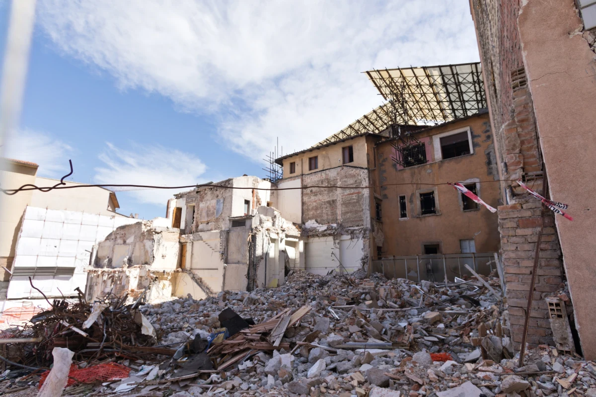 Oburzenie wywołało we Włoszech orzeczenie sądu, który stwierdził, że ofiary trzęsienia ziemi w mieście L’Aquila w 2009 roku są współwinne swej śmierci, ponieważ nie opuściły domu po pierwszych silnych wstrząsach. Przed sądem toczyła się sprawa cywilna dotycząca odszkodowań dla rodzin zabitych.