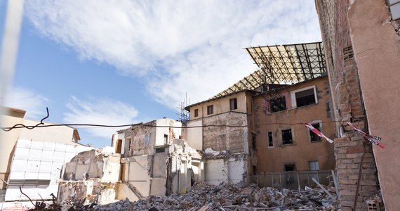 Oburzenie wywołało we Włoszech orzeczenie sądu, który stwierdził, że ofiary trzęsienia ziemi w mieście L’Aquila w 2009 roku są współwinne swej śmierci, ponieważ nie opuściły domu po pierwszych silnych wstrząsach. Przed sądem toczyła się sprawa cywilna dotycząca odszkodowań dla rodzin zabitych.