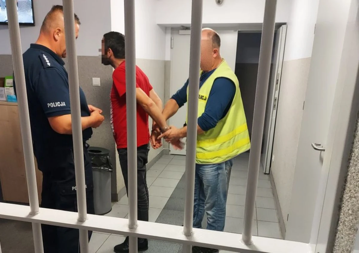 Policjanci zatrzymali dwóch mężczyzn, którzy w Tuszynie pobili 33-latka. Jeden z agresorów odgryzł mu części ucha. Podczas interwencji funkcjonariuszy padła propozycja 2,5 tys. złotych łapówki w zamian za "puszczenie wolno".    

